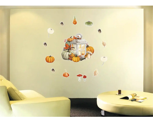 Decor de perete cu motive de toamnă: felinar, dovleci, ciuperci și frunze ca autocolante de perete în camera de zi.