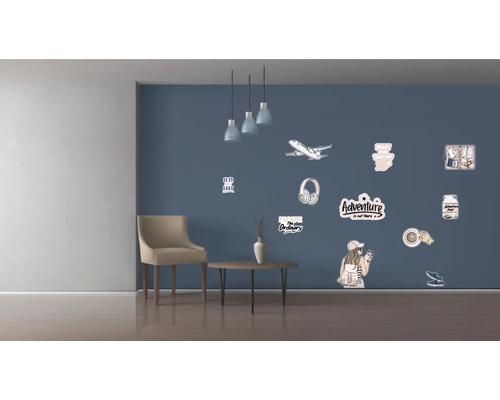 Cameră de zi cu fotoliu, masă și decor de perete cu tematică de călătorie