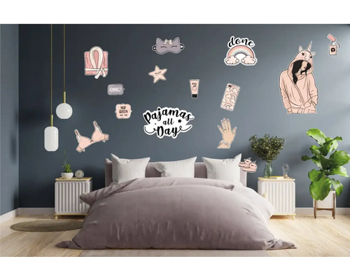 Dormitor cu pat și autocolante de perete cu tematică de pijama