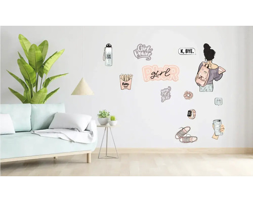 Cameră de zi cu canapea, masă și autocolante de perete în design modern