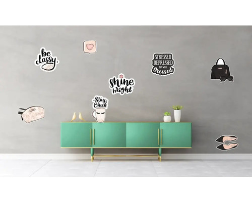 Artă decorativă de perete cu diverse motive de modă și stil de viață pe un perete