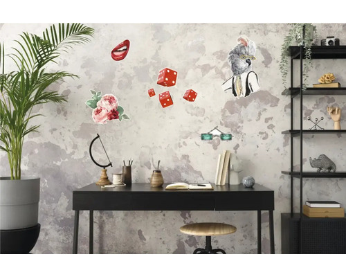 Perete decorativ cu autocolante de perete, incluzând buze, zaruri, flori și un koala cu ochelari, lângă un birou și un raft.