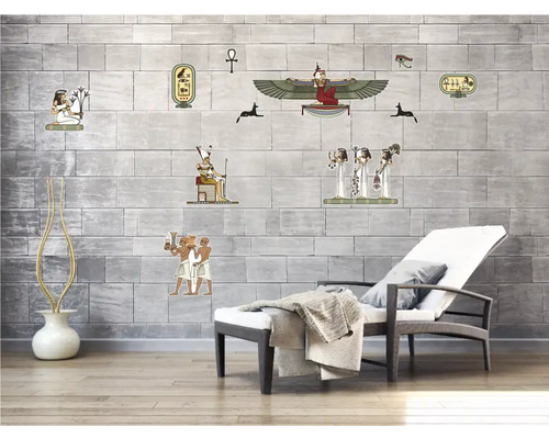 Decor de perete cu motive egiptene într-o cameră cu șezlong