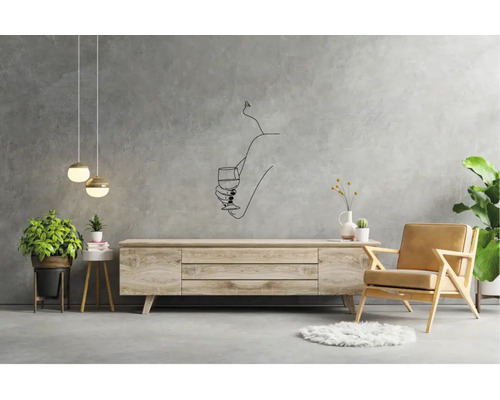 Cameră de zi cu comodă, fotoliu, plante și pictură murală