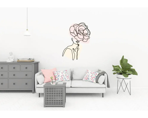 Living luminos cu comodă, canapea, măsuță laterală, plantă de apartament și pictură murală