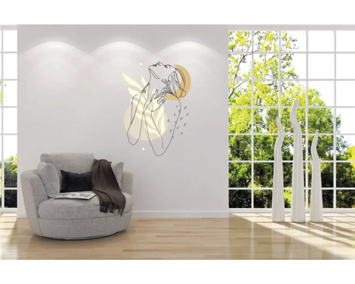 Cameră de zi cu fotoliu, decorațiuni și autocolant de perete