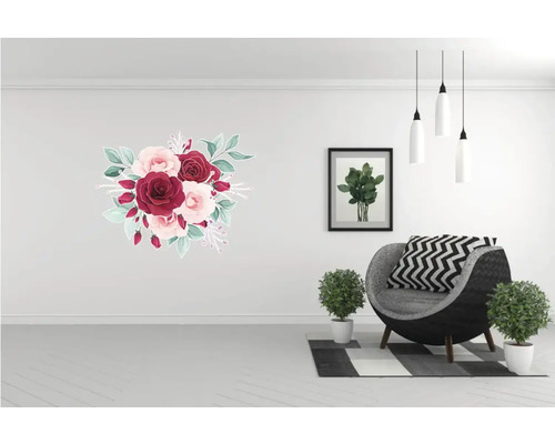 Cameră de zi cu autocolant de perete floral, fotoliu și decorațiuni