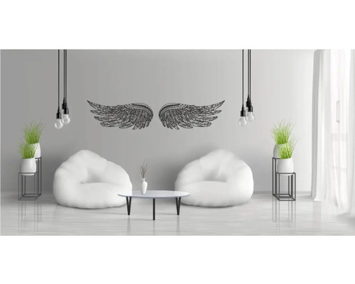 Living luminos cu doi saci de fasole, suporturi pentru plante, lumini suspendate și aripi ca decorațiuni de perete