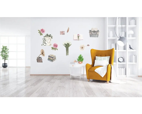 Living decorativ cu fotoliu, bibliotecă și autocolante de perete.