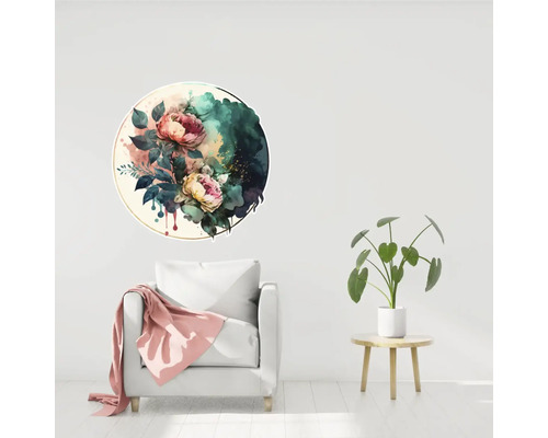 Cameră de zi cu un fotoliu, o măsuță laterală cu o plantă și o pictură murală rotundă cu motiv floral.