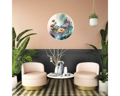 Cameră decorativă cu pictură murală florală, fotolii și plante în ghiveci pentru o atmosferă luminoasă.