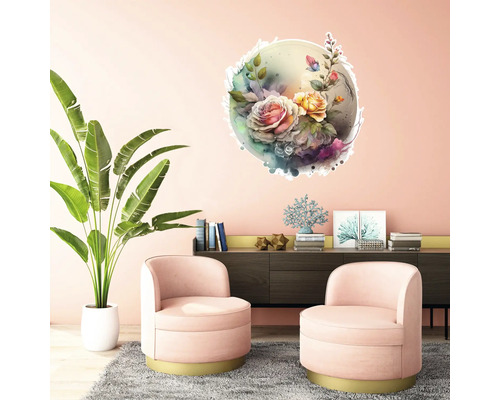 Cameră de zi cu două fotolii, comodă și autocolant de perete cu motiv de trandafiri