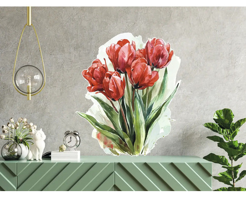 Autocolant decorativ de perete cu motiv de lalele deasupra unui dulap verde.