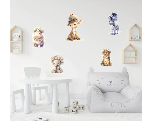 Cameră pentru copii cu picturi murale cu animale, mobilier pentru copii și jucării