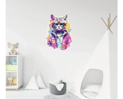 Autocolant de perete cu o pisică care poartă o jachetă și ochelari într-o cameră de copii.