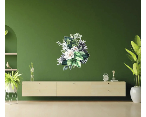 Living cu autocolant floral de perete deasupra unui bufet