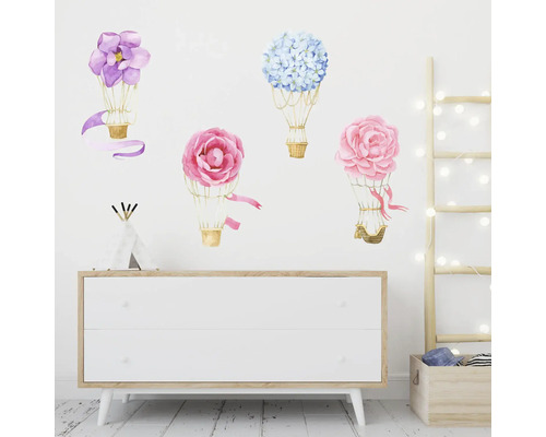 Decoratiune de perete cu autocolante murale cu baloane cu aer cald florale deasupra unei comode