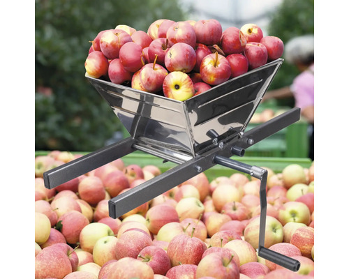 Mașină de măcinat mere umplută cu mere pentru producerea mustului