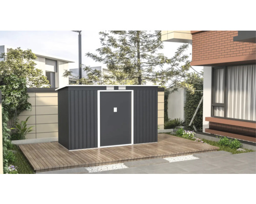 Dulap de grădină din metal pe o terasă de lemn în fața unei case de locuit