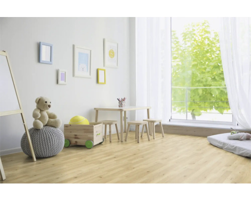 Cameră luminoasă pentru copii cu podea din lemn, jucării, masă și scaune.