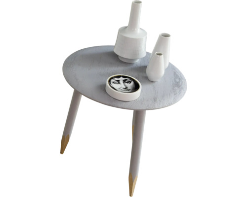 Decorațiuni pe o masă gri din lemn cu trei picioare