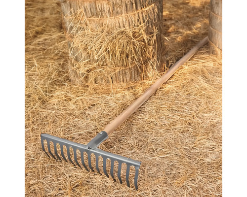 Greblă metalică cu mâner de lemn pe fân