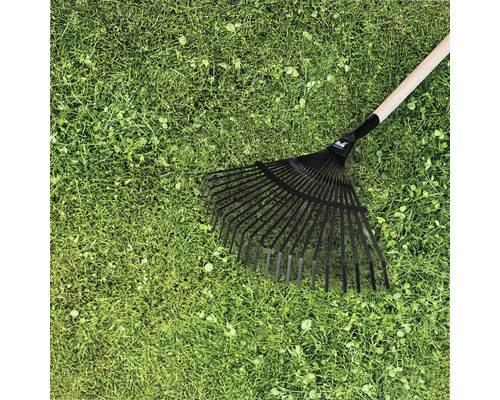 Greblă de grădină cu mâner de lemn pe gazon
