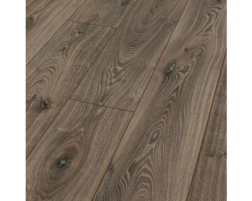 Prim-plan cu podea laminată cu aspect de lemn