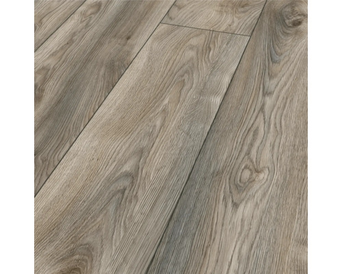 Prim-plan al podelei laminate cu textură de lemn