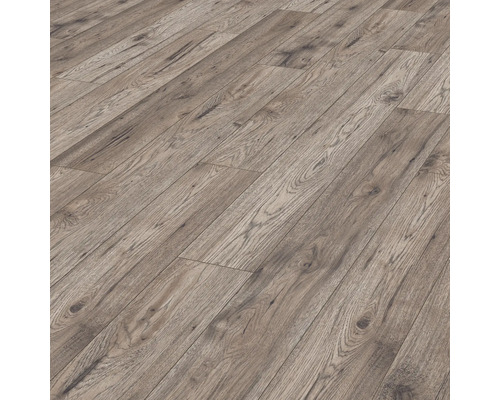 Montarea podelei laminate cu aspect de lemn.