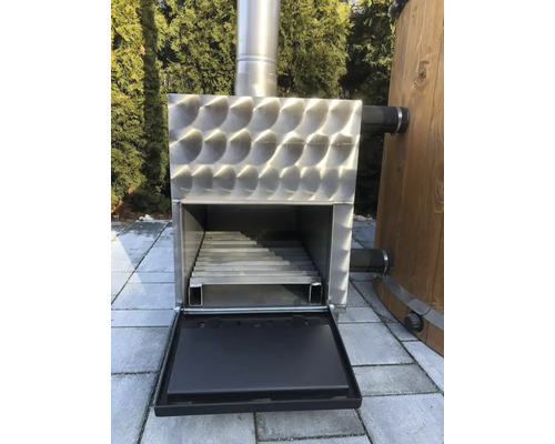 Sobă de baie pe lemne din metal cu grătar și ușă deschisă