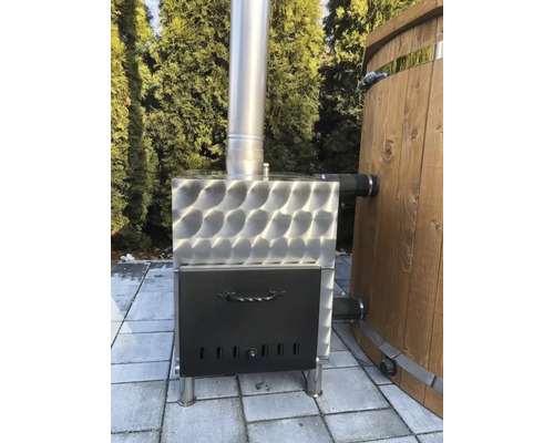 Sobă pe lemne pentru cadă cu coș de fum și scară exterioară