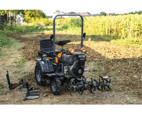 Tractor monoax cu scaun și accesorii pentru prelucrarea solului în grădină.