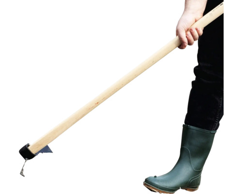 Persoană cu sapă trasă și cizme de cauciuc