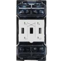 Prim-plan al unui întrerupător electric cu borne de conectare