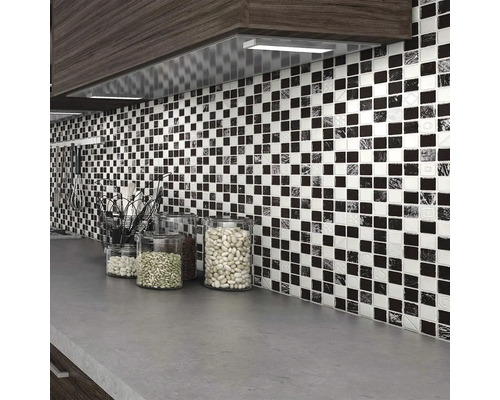 Scenă de bucătărie cu plăci de mozaic ca protecție împotriva stropilor, borcane de depozitare și ustensile de bucătărie