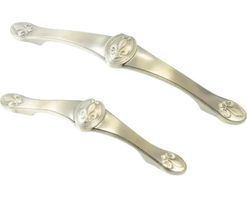 Două mânere de mobilă cu model de crin