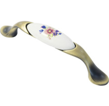 Mâner IFL distanță între perforații 96mm, metalic, finisaj auriu antic, model floricele rosii si albastre, M4 x 96 mm