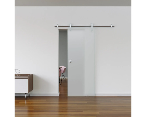 Ușă glisantă din sticlă cu feronerie într-o cameră luminoasă