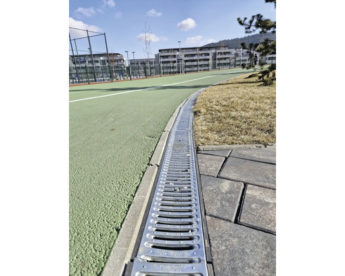 Canal de drenaj metalic între pavaj și terenul de sport