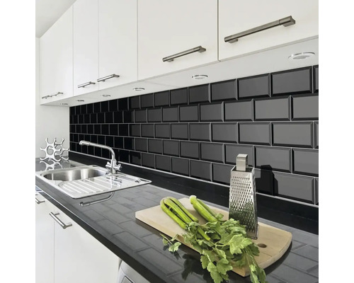 Scenă de bucătărie cu chiuvetă, blat și plăci de metrou negre pe perete