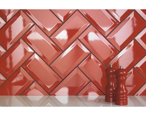 Decor de perete cu plăci lucioase așezate în zig-zag și două râșnițe