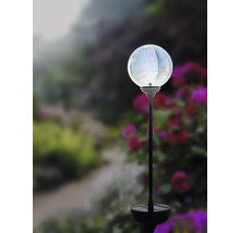 Lampa de grădină cu bilă pe un băț în grădină