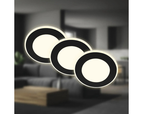 Trei plafoniere LED rotunde într-un spațiu de locuit modern.
