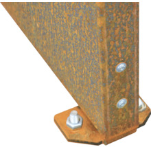 Imagine detaliată a unei construcții din oțel de culoarea ruginii cu șuruburi