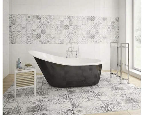 Baie cu cadă independentă, suport pentru prosoape și faianță cu model