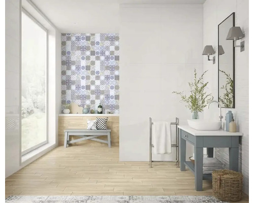 Baie luminoasă cu chiuvetă, oglindă, bancă și model de gresie