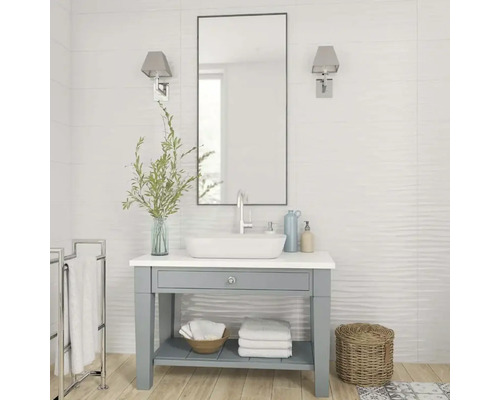 Baie modernă cu lavoar, oglindă și aplice pentru o atmosferă luminoasă și prietenoasă.