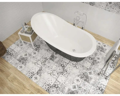 Baie cu cadă independentă, gresie mozaic și podea din lemn