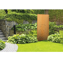 Paravan decorativ din metal cu model perforat în grădină